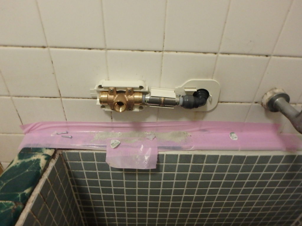 浴室の配管は部品を取り替えました。